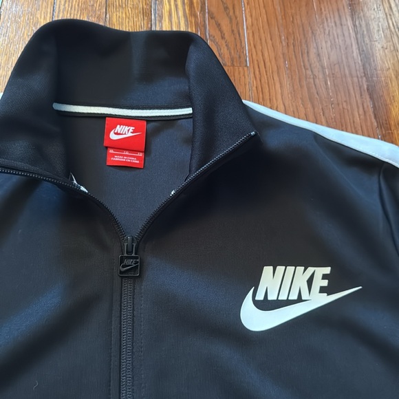 2011 Nike Basketball Jacket - Picture 2 of 11